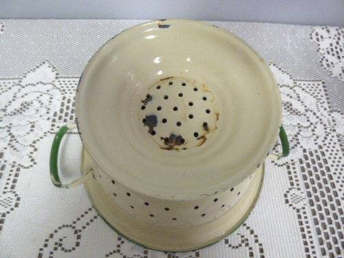 A FABULOUS VINTAGE ENAMEL HANDLED STRAINER, STUNNING ON DISPLAY IN A KITCHEN OR FOR USE!!!