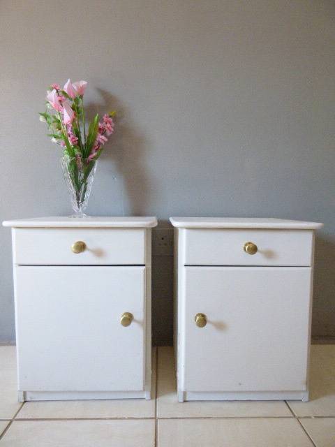 ALOVELY MATCHING PAIR OF BEDSIDE PEDESTALS, GREAT FOR HOLIDAY HOMES!Bid/ped