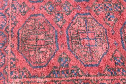 AN INCREDIBLE ANTIQUE PERSIAN CARPET (1.9m 1.35m) IN TRADITIONAL DEEP RED & BLUE COLOURS