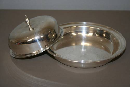 A STUNNING VINTAGE DOME "LIDDED" SILVER PLATED BUTTER DISH IN WONDERFUL CONDITION