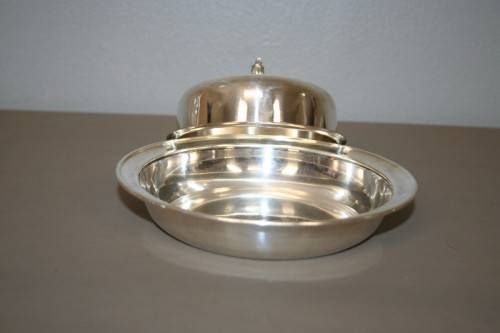 A STUNNING VINTAGE DOME "LIDDED" SILVER PLATED BUTTER DISH IN WONDERFUL CONDITION