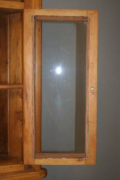 A SUPERB ANTIQUE OREGON PINE DOUBLE DOOR WALL MOUNTED CORNER WALL CABINET IN WONDERFUL CONDITION