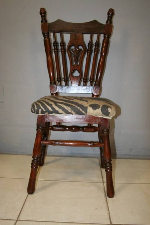 3x Wonderful dining/ occasional chairs w/ carved detailing in great condition - bid/chair - RS17Sale