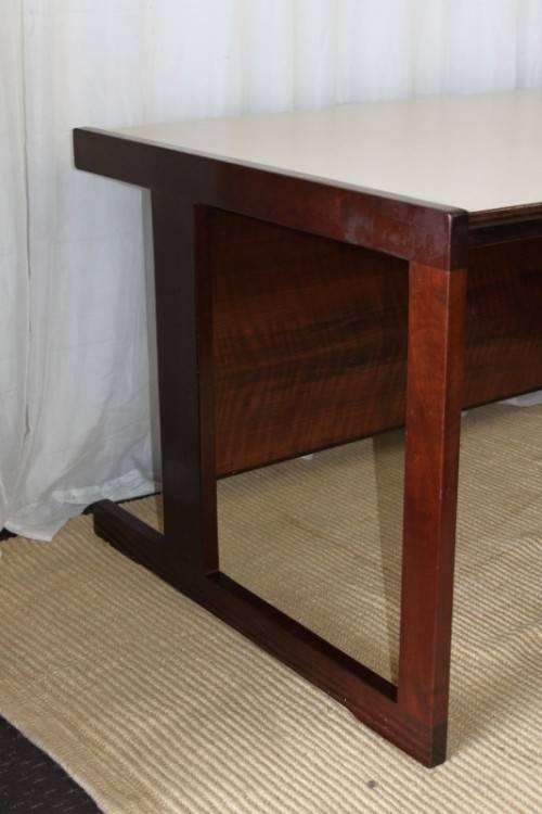 A STUNNING VINTAGE RETRO 3-DRAWER IMBUIA OFFICE DESK WITH AN IVORY MELAMINE WORKTOP