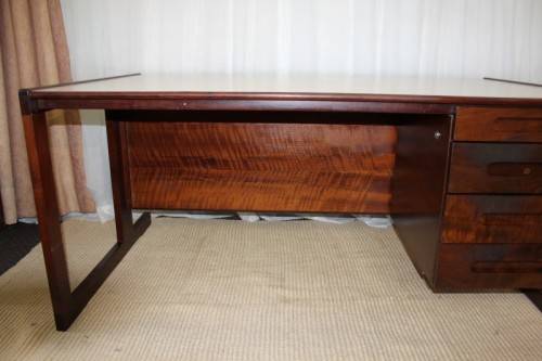 A STUNNING VINTAGE RETRO 3-DRAWER IMBUIA OFFICE DESK WITH AN IVORY MELAMINE WORKTOP