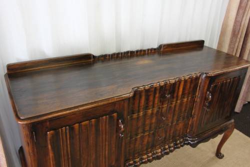 A MAGNIFICENT ANTIQUE STINKWOOD DOUBLE CUPBOARD 3-DRAWER DINING BUFFET SIDE SERVER
