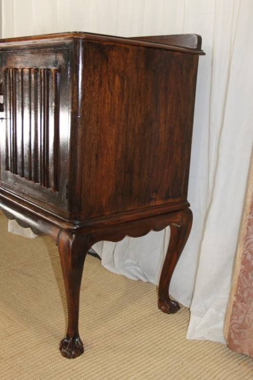 A MAGNIFICENT ANTIQUE STINKWOOD DOUBLE CUPBOARD 3-DRAWER DINING BUFFET SIDE SERVER