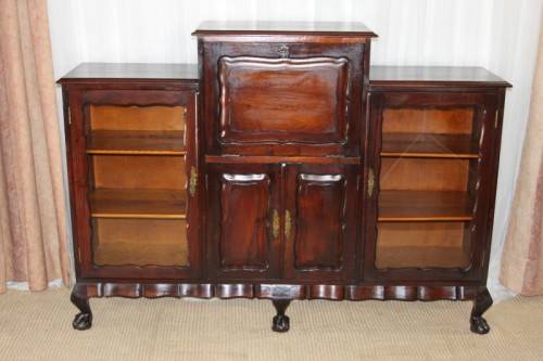 A BEAUTIFUL ANTIQUE SOLID IMBUIA BALL & CLAW DRINKS CABINET/ BUFFET SERVER IN AMAZING CONDITION