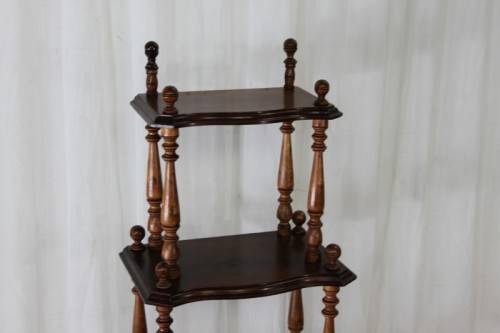 A STUNNING TALL VINTAGE FOUR-TIER "WHATNOT" DISPLAY SHELF IN GREAT CONDITION