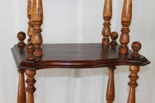 A STUNNING TALL VINTAGE FOUR-TIER "WHATNOT" DISPLAY SHELF IN GREAT CONDITION