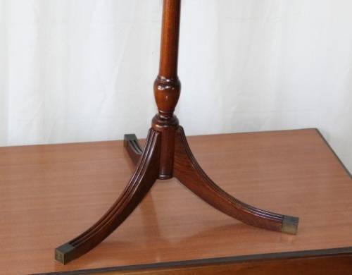 A BEAUTIFUL MAHOGANY OCCASIONAL TABLE WITH RAIL INLAY DETAILING AND BRASS CAPPED FEET