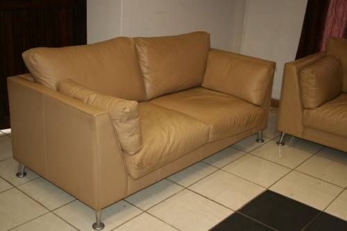 2x SUPERB X-LARGE MODERN STYLED SAND BEIGE GENUINE LEATHER COUCHES IN EXCELLENT CONDITION bid/couch