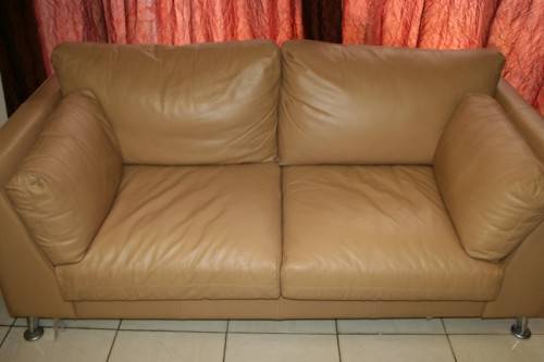2x SUPERB X-LARGE MODERN STYLED SAND BEIGE GENUINE LEATHER COUCHES IN EXCELLENT CONDITION bid/couch