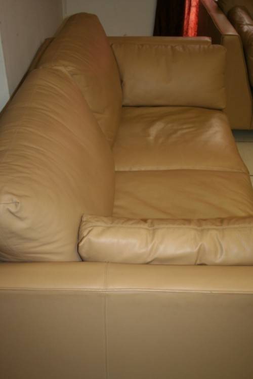 2x SUPERB X-LARGE MODERN STYLED SAND BEIGE GENUINE LEATHER COUCHES IN EXCELLENT CONDITION bid/couch