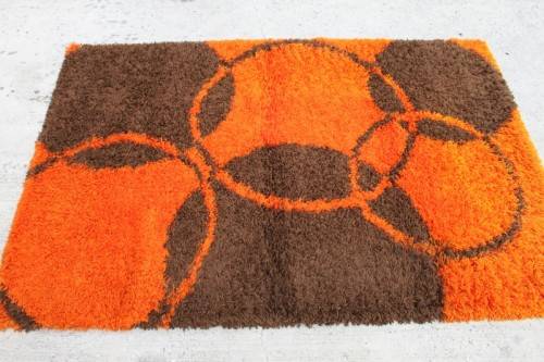 A BEAUTIFUL BOLD "ORANGE AND BLACK" PURE WOOL LONG PILE CARPET IN GREAT CONDITION