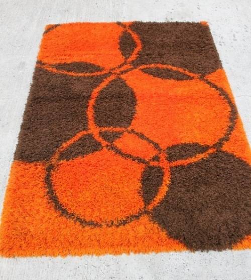 A BEAUTIFUL BOLD "ORANGE AND BLACK" PURE WOOL LONG PILE CARPET IN GREAT CONDITION