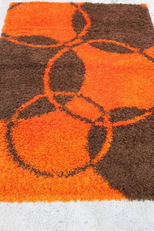 A BEAUTIFUL BOLD "ORANGE AND BLACK" PURE WOOL LONG PILE CARPET IN GREAT CONDITION