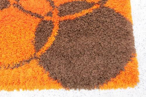 A BEAUTIFUL BOLD "ORANGE AND BLACK" PURE WOOL LONG PILE CARPET IN GREAT CONDITION