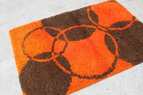 A BEAUTIFUL BOLD "ORANGE AND BLACK" PURE WOOL LONG PILE CARPET IN GREAT CONDITION