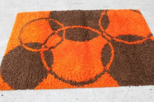 A BEAUTIFUL BOLD "ORANGE AND BLACK" PURE WOOL LONG PILE CARPET IN GREAT CONDITION