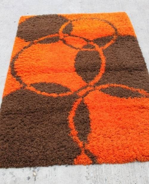 A BEAUTIFUL BOLD "ORANGE AND BLACK" PURE WOOL LONG PILE CARPET IN GREAT CONDITION