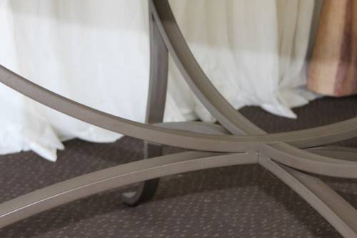 A SPECTACULAR (LARGE) ROUND 6-SEATER PATIO TABLE WITH A BEVELED GLASS TOP AND AMAZING DETAILING