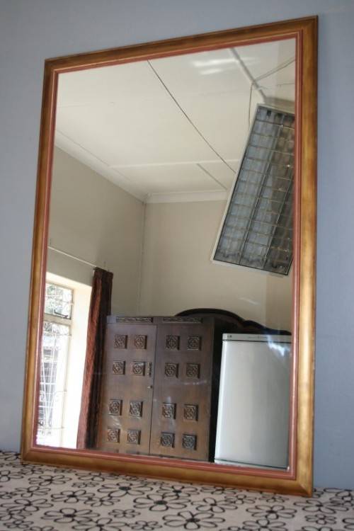 A FABULOUS GOLD/RED WALL MIRROR IN GREAT CONDITION, PERFECT FOR BATHROOM OR ENTRANCE HALL
