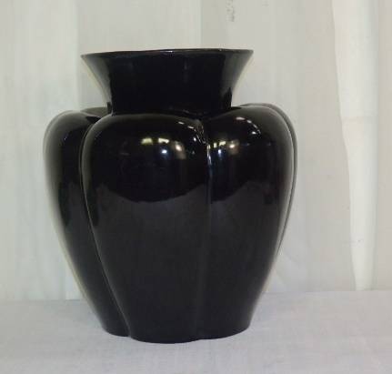 A STUNNING RARE VINTAGE ''LUCIA WARE'' LARGE BLACK SCALLOPED SHAPED VASE IN SUPERB CONDITION