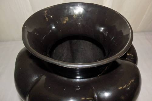 A STUNNING RARE VINTAGE ''LUCIA WARE'' LARGE BLACK SCALLOPED SHAPED VASE IN SUPERB CONDITION