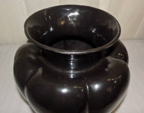 A STUNNING RARE VINTAGE ''LUCIA WARE'' LARGE BLACK SCALLOPED SHAPED VASE IN SUPERB CONDITION