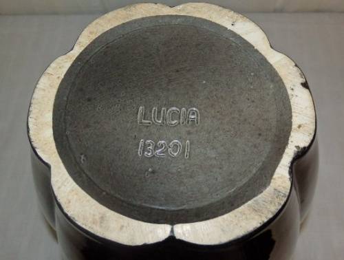 A STUNNING RARE VINTAGE ''LUCIA WARE'' LARGE BLACK SCALLOPED SHAPED VASE IN SUPERB CONDITION