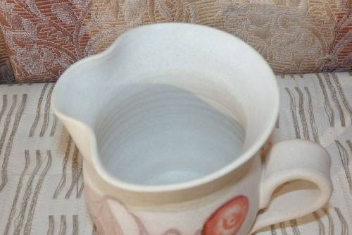 **RS17** A stoneware milk jug and lidded sugar bowl set with gorgeous hand painted detailing