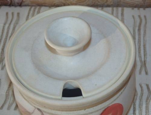 **RS17** A stoneware milk jug and lidded sugar bowl set with gorgeous hand painted detailing