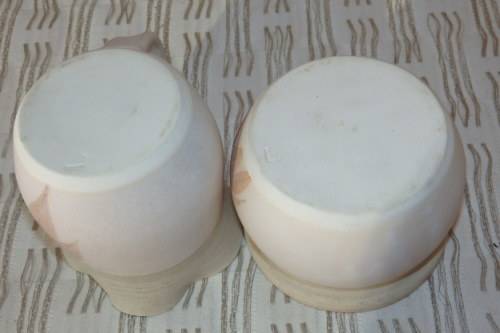 **RS17** A stoneware milk jug and lidded sugar bowl set with gorgeous hand painted detailing