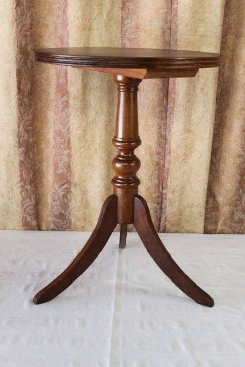 AN AWESOME AND VERY ELEGANT VINTAGE SOLID IMBUIA TRI-LEG OCCASIONAL/ COFFEE TABLE