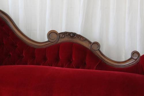 A SPECTACULAR ANTIQUE CARVED WALNUT "BAROQUE" CHAISE LONGUE IN MAGNIFICENT CONDITION! WOW!