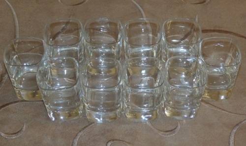 *** JOB LOT *** A FANTASTIC COLLECTION OF TWELVE ASSORTED SHOT/ LIQUEUR GLASSES IN GREAT CONDITION