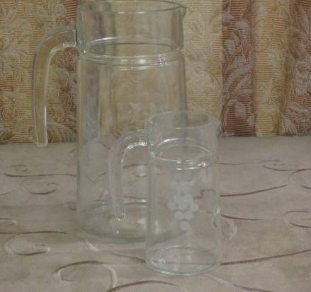 A STUNNING 1.5L CUT GLASS WATER/ JUICE JUG WITH MATCHING MILK JUG IN AWESOME CONDITION