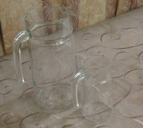 A STUNNING 1.5L CUT GLASS WATER/ JUICE JUG WITH MATCHING MILK JUG IN AWESOME CONDITION