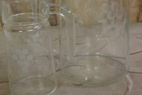 A STUNNING 1.5L CUT GLASS WATER/ JUICE JUG WITH MATCHING MILK JUG IN AWESOME CONDITION