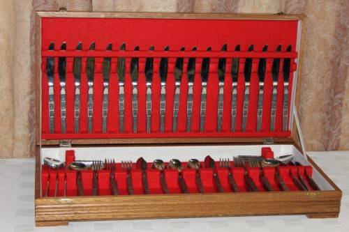 A MAGNIFICENT COMPLETE STAINLESS STEEL (12 SETTING) 112 PIECE CUTLERY SET IN ITS ORIGINAL CADDIE