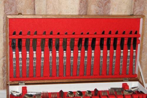 A MAGNIFICENT COMPLETE STAINLESS STEEL (12 SETTING) 112 PIECE CUTLERY SET IN ITS ORIGINAL CADDIE