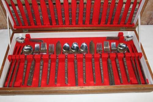 A MAGNIFICENT COMPLETE STAINLESS STEEL (12 SETTING) 112 PIECE CUTLERY SET IN ITS ORIGINAL CADDIE