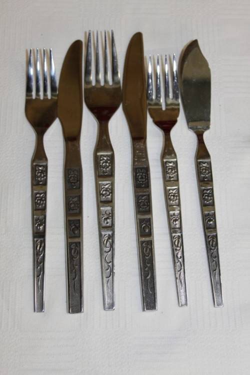 A MAGNIFICENT COMPLETE STAINLESS STEEL (12 SETTING) 112 PIECE CUTLERY SET IN ITS ORIGINAL CADDIE