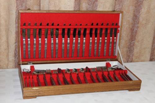 A MAGNIFICENT COMPLETE STAINLESS STEEL (12 SETTING) 112 PIECE CUTLERY SET IN ITS ORIGINAL CADDIE