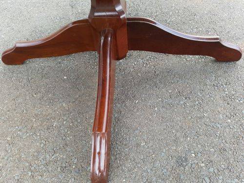 A FANTASTIC LARGE ROUND YELLOW WOOD AND IMBUIA DINING ROOM TABLE WITH A STURDY CENTRED LEG