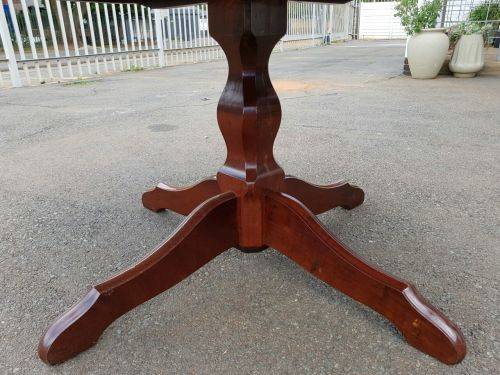 A FANTASTIC LARGE ROUND YELLOW WOOD AND IMBUIA DINING ROOM TABLE WITH A STURDY CENTRED LEG