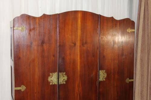 AN INCREDIBLE ANTIQUE THREE-DOOR SAPELE WOOD WARDROBE WITH 5x DRAWERS AND AMPLE PACKING SPACE
