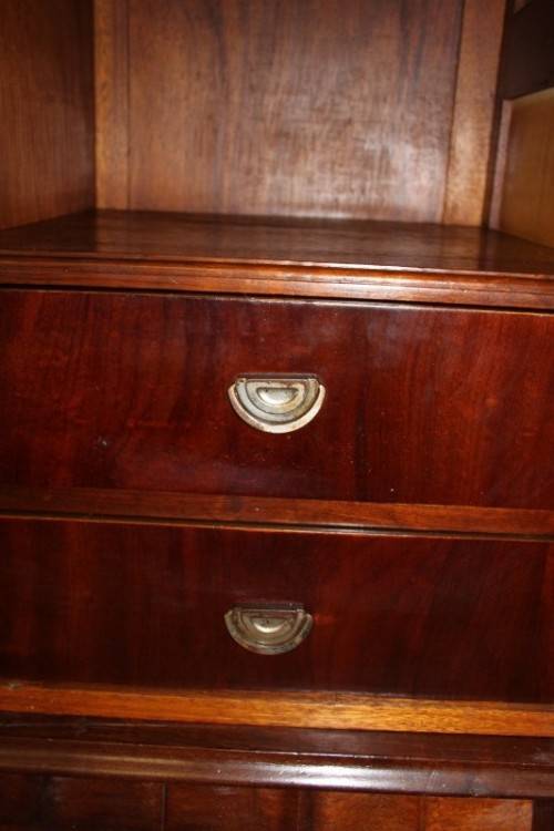 AN INCREDIBLE ANTIQUE THREE-DOOR SAPELE WOOD WARDROBE WITH 5x DRAWERS AND AMPLE PACKING SPACE