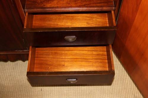 AN INCREDIBLE ANTIQUE THREE-DOOR SAPELE WOOD WARDROBE WITH 5x DRAWERS AND AMPLE PACKING SPACE